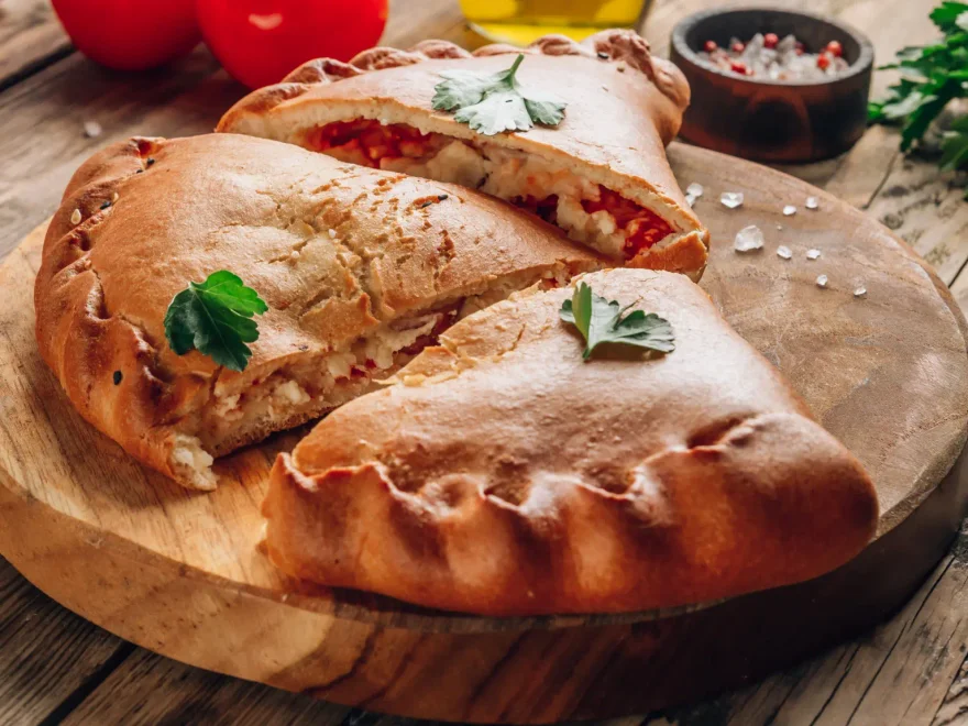 Calzones, esfihas e bordas de pizza